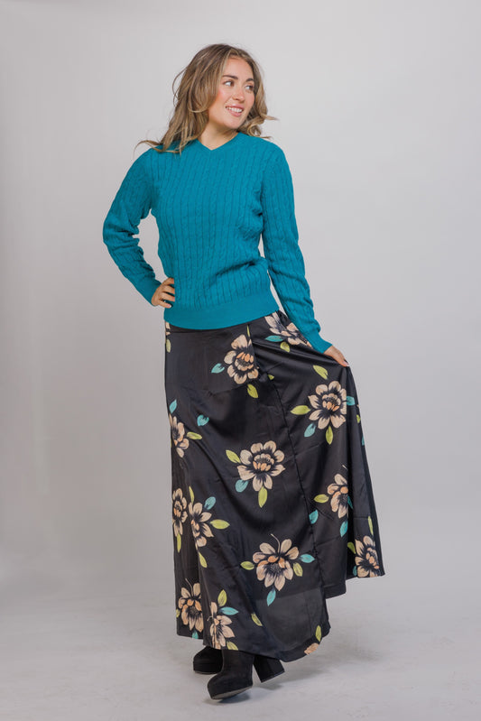 V NECK CABLE SWEATER AVAILABLE IN TWO COLORS