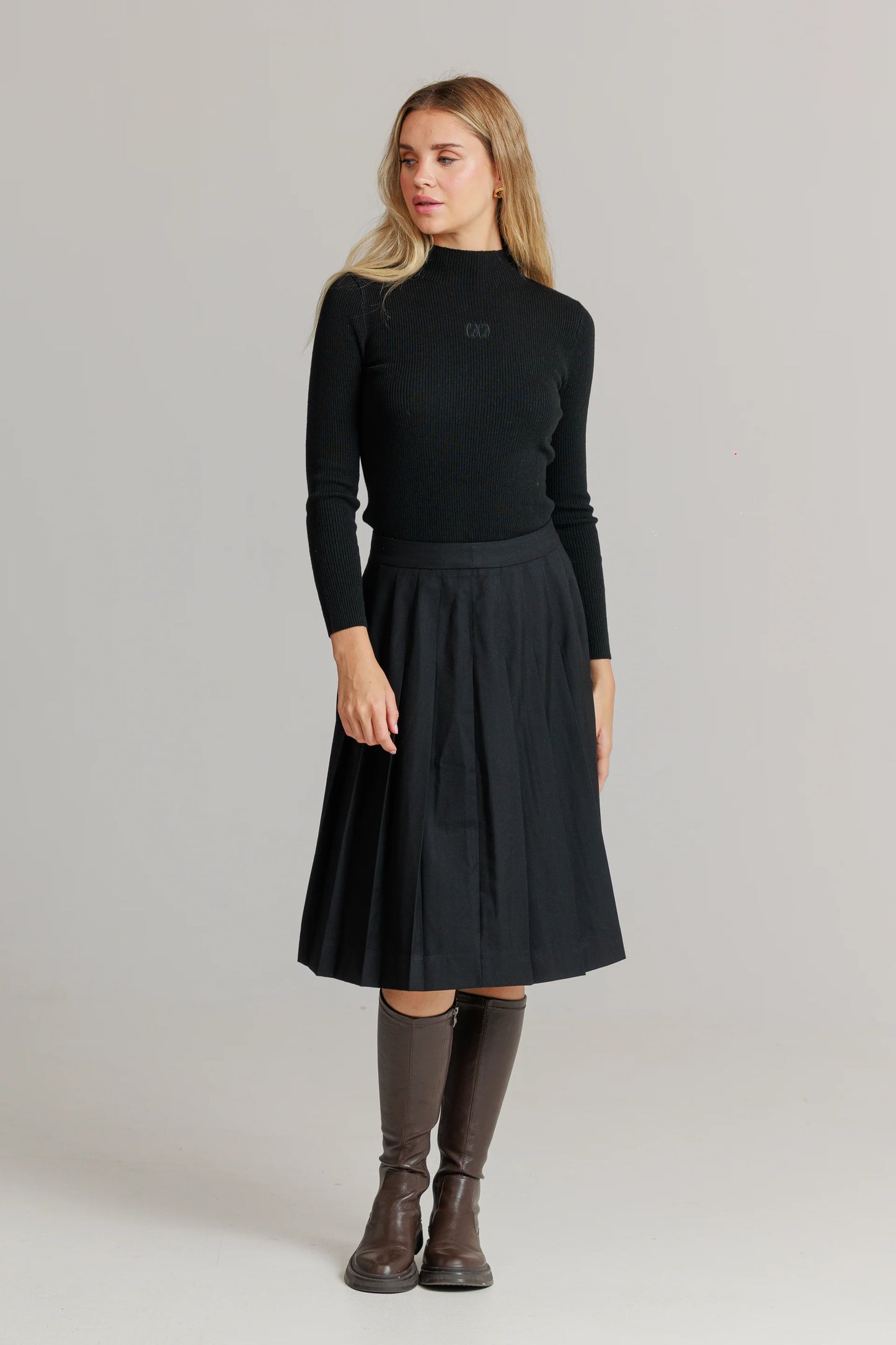 BLACK PLEATED SKIRT
