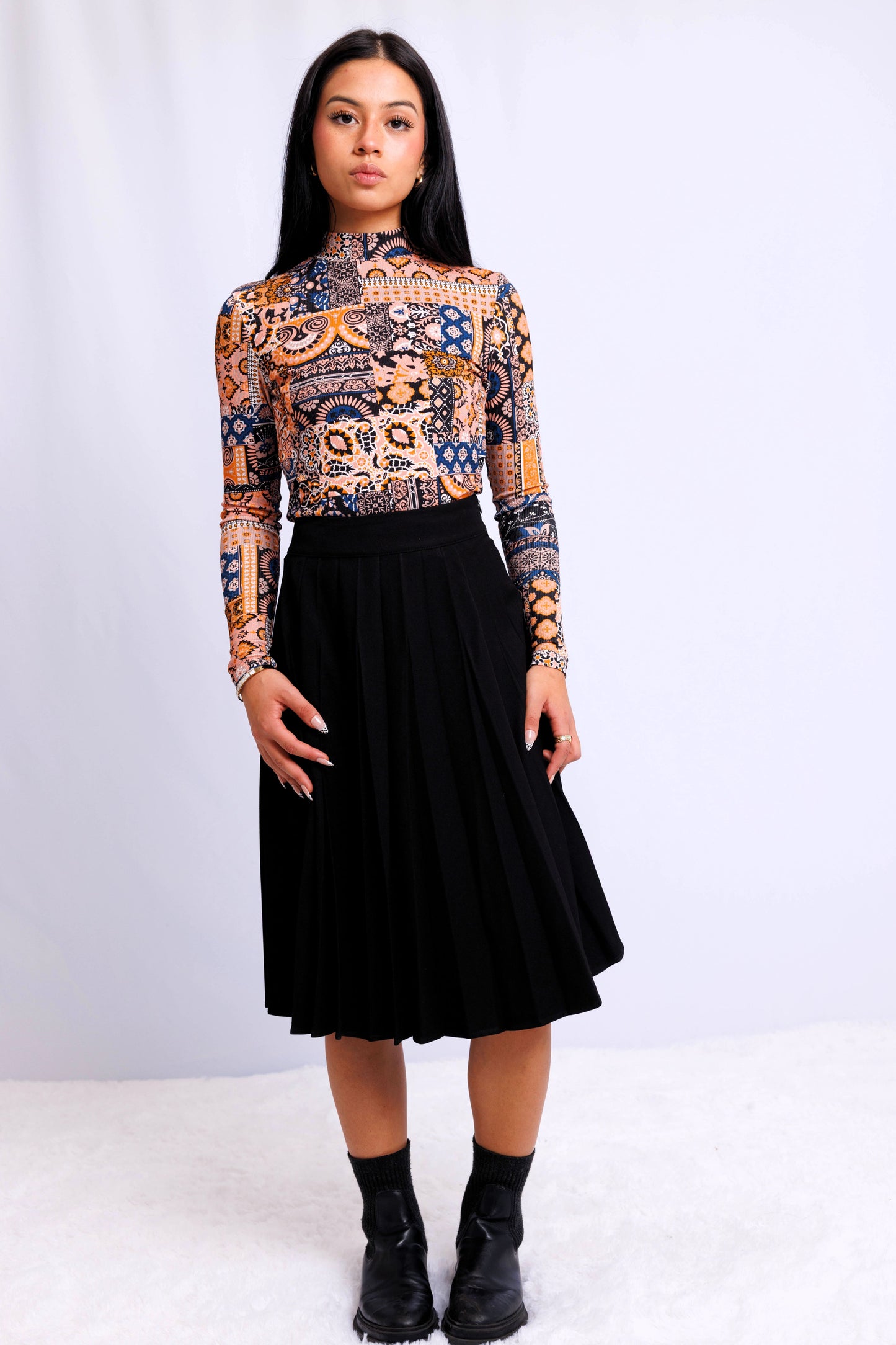 PLEATED SKIRT AVAILABLE IN 2 COLORS