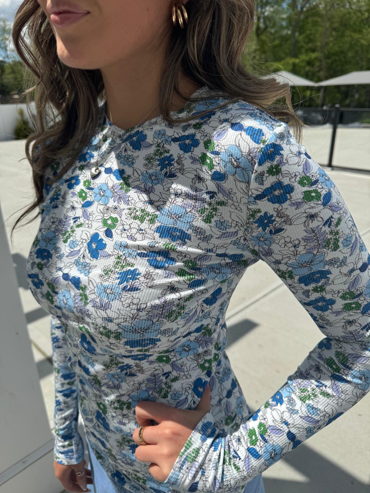 WHITE AND BLUE FLORAL PRINTED MICRO V TSHIRT