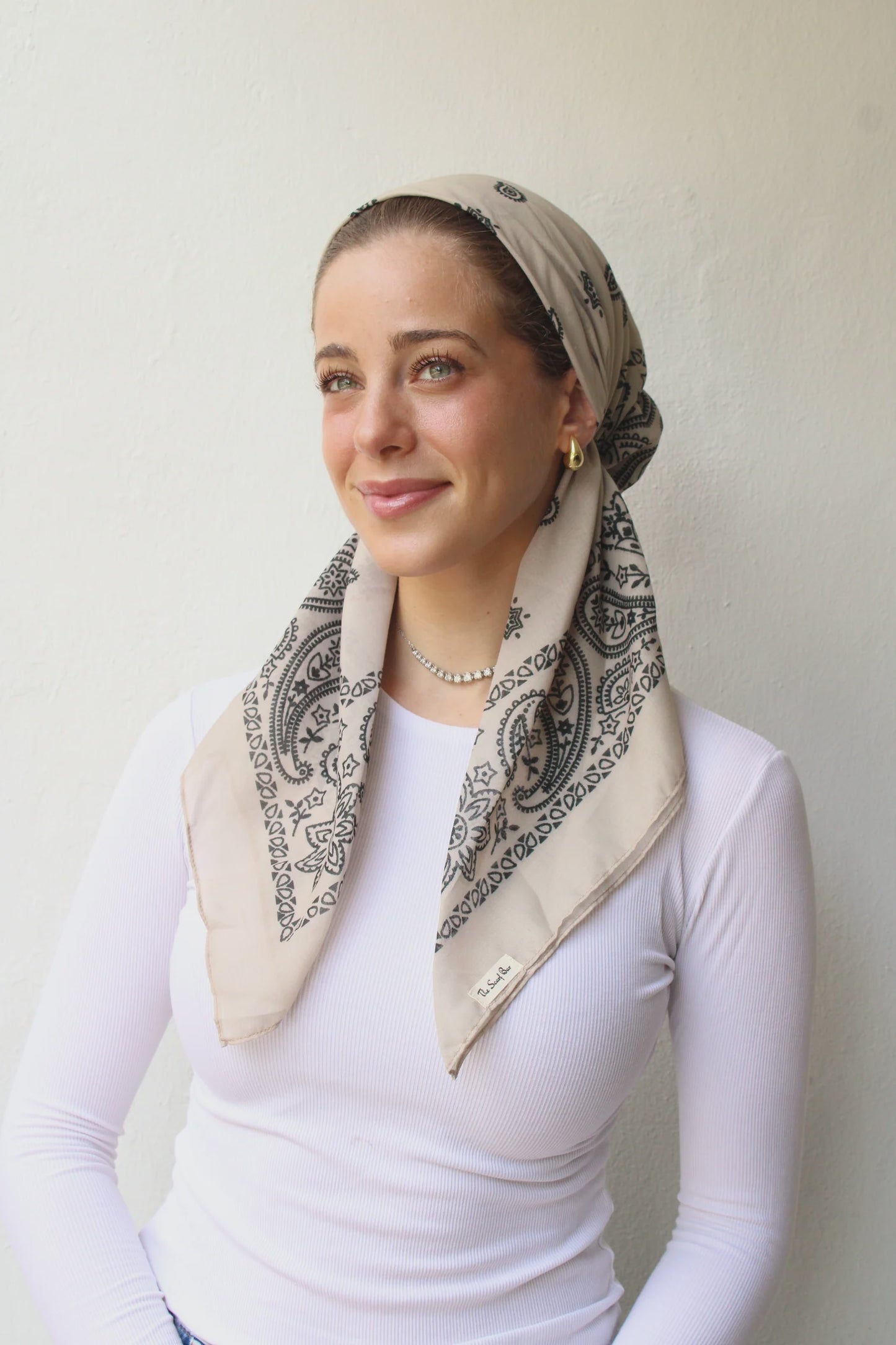 SHORT CLASSIC PRETIED PAISLEY SAND HEAD SCARF