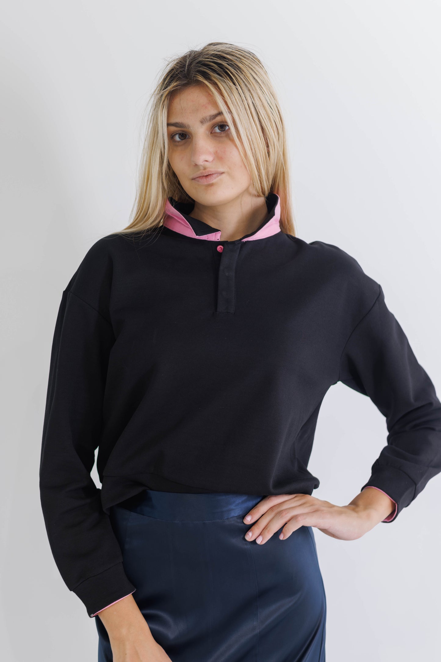 COLLARED CONTRAST TRIM PULLOVER TOP IN 2 COLORS