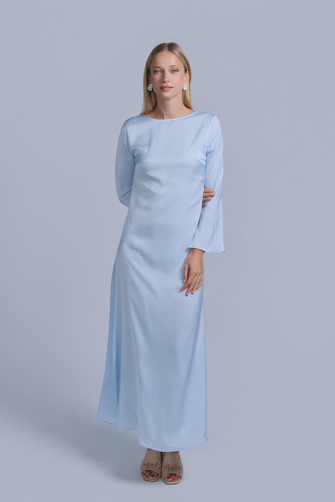 SLIP LONG SLEEVE DRESS AVAILABLE IN TWO COLORS.