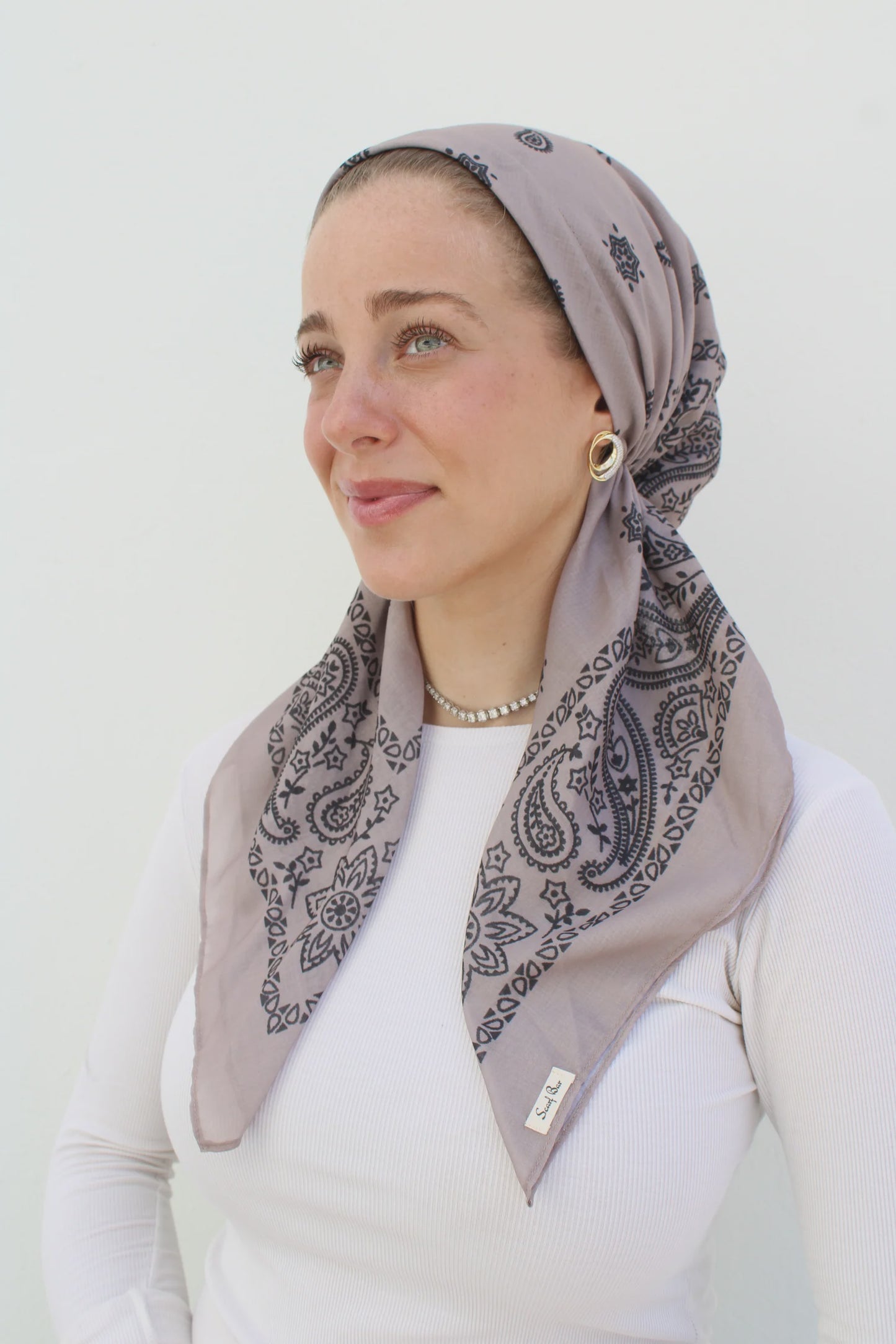SHORT CLASSIC PRETIED PAISLEY TAUPE HEAD SCARF