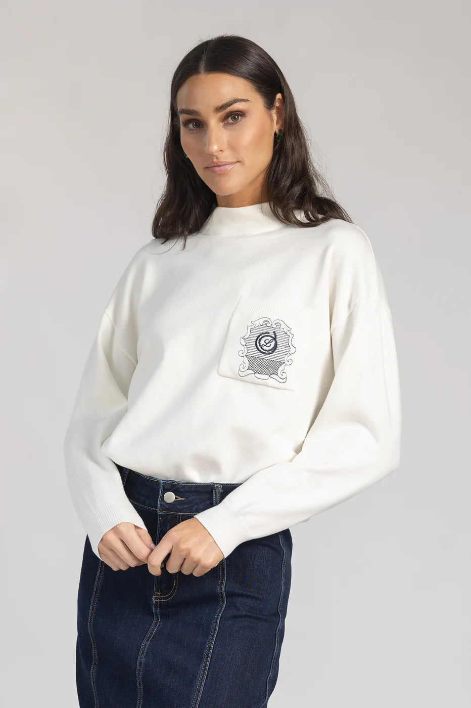 CREAM LOGO SWEATER