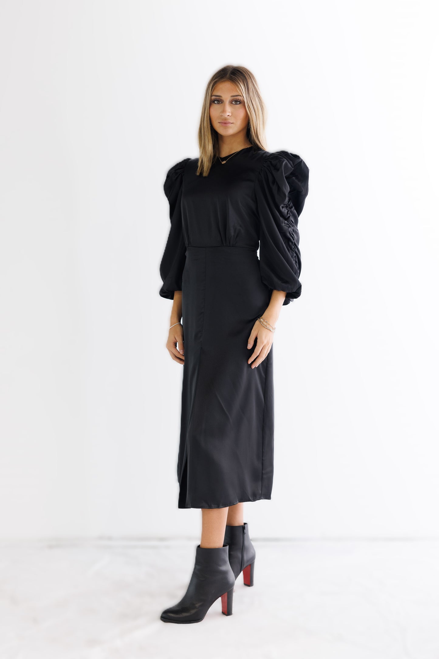 BLACK SATIN DRESS PUFF SLEEVES AND V NECK