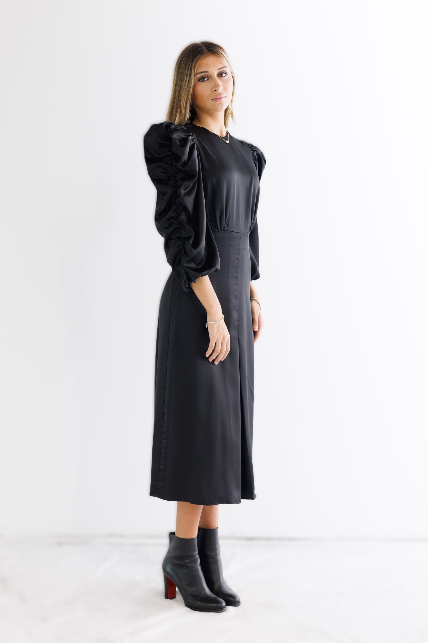 BLACK SATIN DRESS PUFF SLEEVES AND V NECK