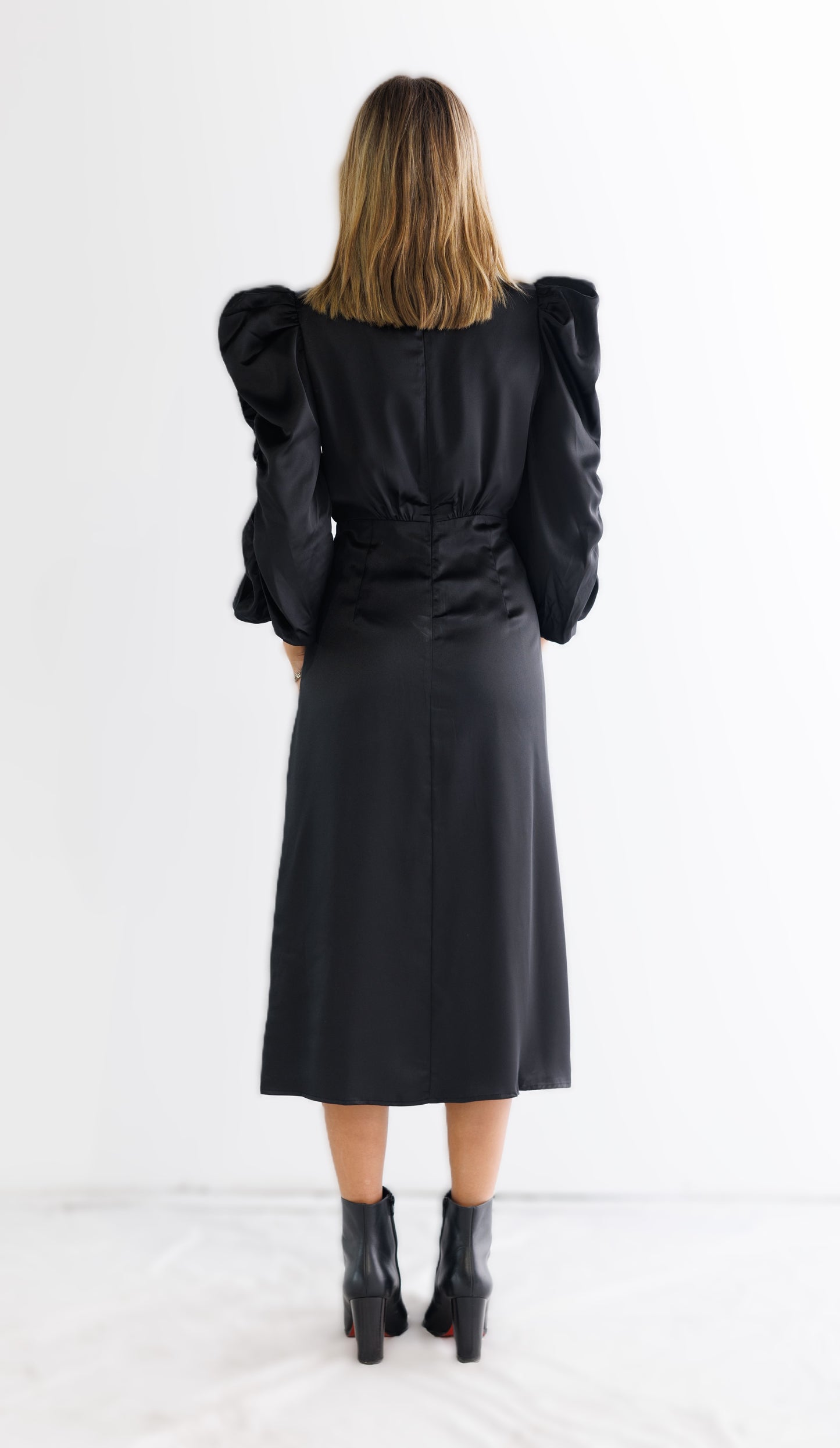 BLACK SATIN DRESS PUFF SLEEVES AND V NECK