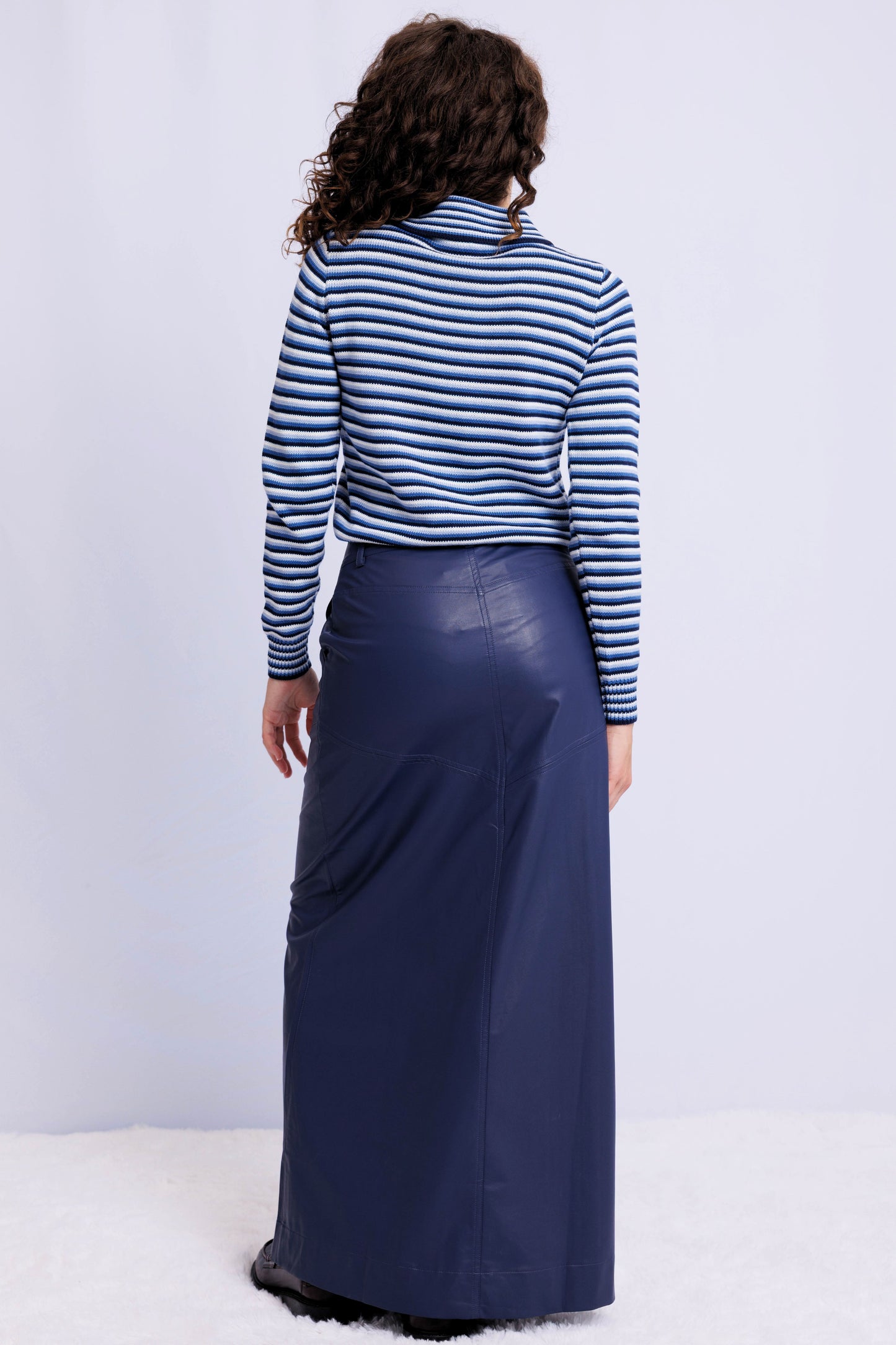 COLLARED SWEATER AVAILABLE IN 2 COLORS