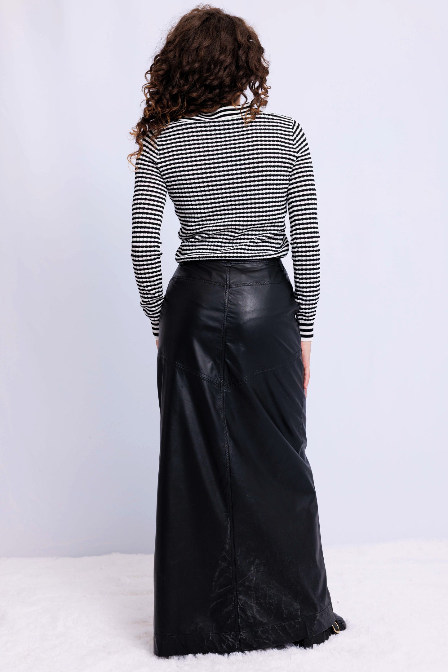 BLACK/WHITE COLLARED SWEATER