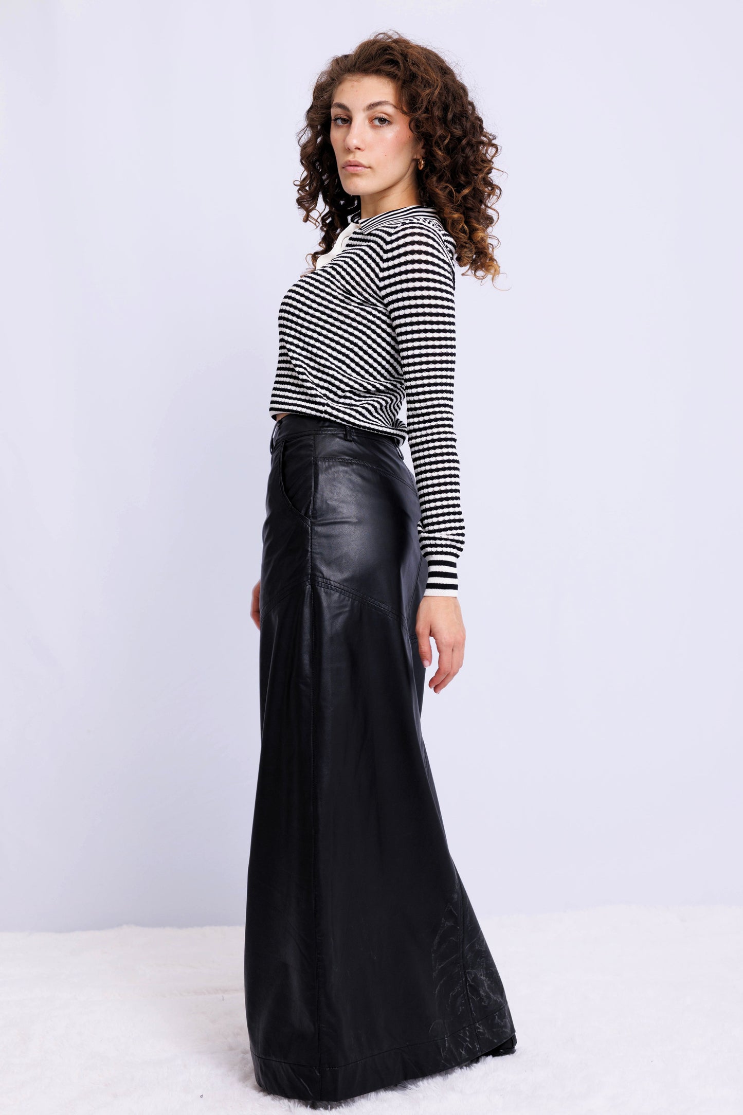 BLACK/WHITE COLLARED SWEATER