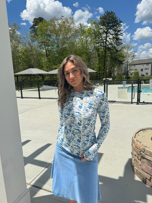 WHITE AND BLUE FLORAL PRINTED MICRO V TSHIRT